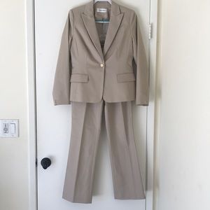 Calvin Klein Women’s two-piece suit SZ 4/6